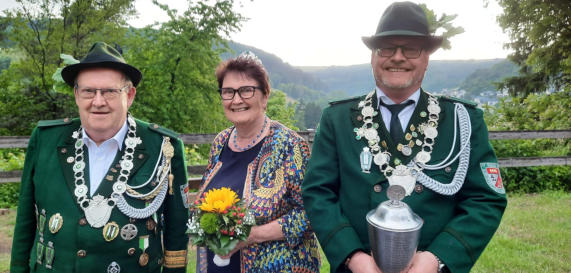 Königspaar Heinz u. Hildegard Buhr sowie Scheibenkönig Mike Vogel