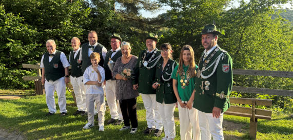2. Brudermeister Rolf Hilger,Schießmeister Werner Zimmermann,  Brudermeister Joachim Engel, Alexandr Adam, Bertram Portz,Manuela und Daniel Bentz, Jennifer Rausch, Annabelle Rausch, Carlo Rausch